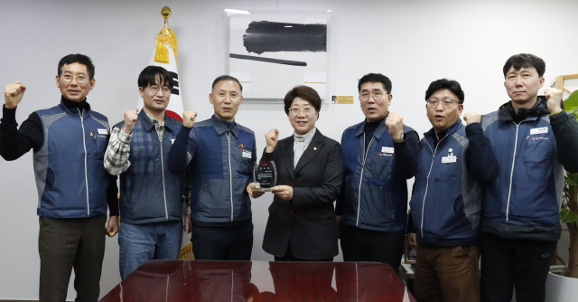 지난 12일 전국공무원노동조합 소방본부가 이달희 국민의힘 의원에게 감사패를 전달한 뒤 기념사진을 촬영하고 있다. 이달희 의원실 제공