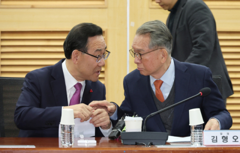 與, 탄핵의 강 넘을 방안은? 김형오 전 의장 