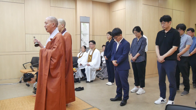 공영장례 종교단체(부산시종교인평화회의) 추모의식이 진행되고 있다. [사진=부산시]