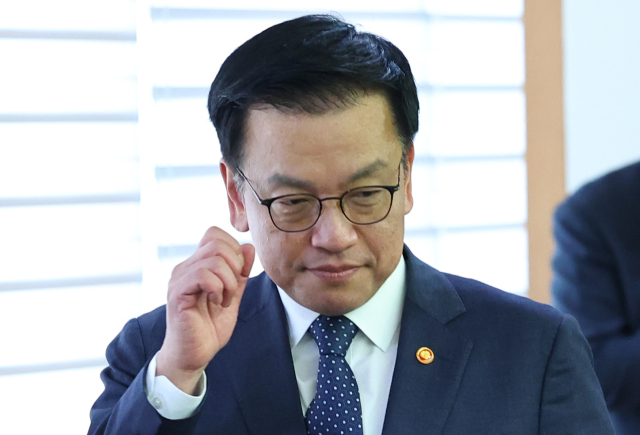 최상목 대통령 권한대행 부총리 겸 기획재정부 장관이 14일 서울 마포구 한국경영자총협회(경총)에서 열린 민생경제점검회의에 참석하고 있다. 연합뉴스