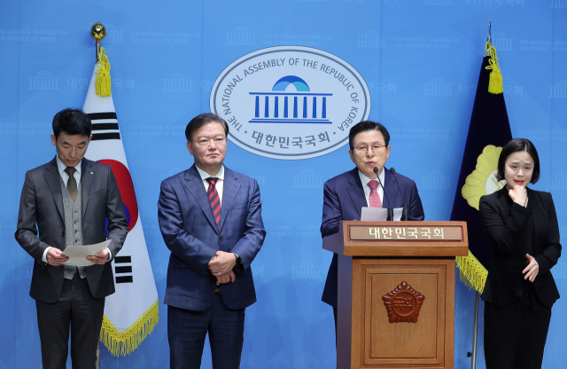 황교안 전 국무총리(오른쪽 두번째부터), 민경욱 전 의원, 김용현 전 국방부장관의 변호인인 이하상 변호사가 14일 국회에서 비상계엄과 부정선거와 관련한 입장 발표 기자회견을 하고 있다. 연합뉴스