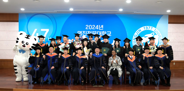 영진전문대 2024학년도 학위수여식에 참여한 교수, 졸업생들이 포즈를 취하고 있다. 영진전문대 제공