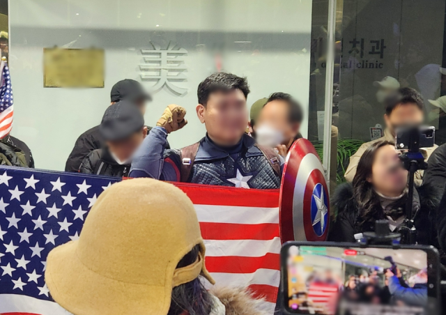 14일 캡틴 아메리카 분장을 하고 중국대사관 건물에 난입하려다 경찰에 체포된 안 씨. 연합뉴스