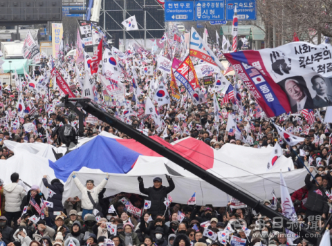 들끓는 '탄핵 반대' 여론 의식했나…한발 물러선 헌재