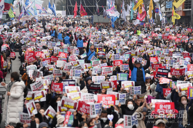 15일 광주 동구 금남로에서 열린 윤석열 대통령 탄핵 촉구 집회에서 참가자들이 윤 대통령의 탄핵을 촉구하고 있다. 안성완 기자 asw0727@imaeil.com