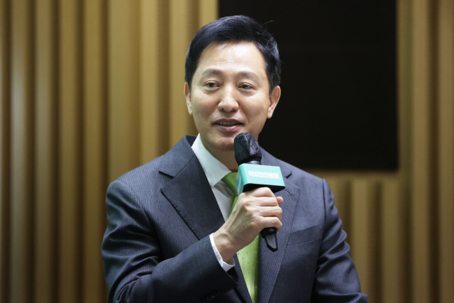 오세훈 서울시장이 10일 서울시청에서 열린 서울시 약자동행 자치구 지원사업 성과보고회에서 참석자들과 토크 콘서트를 하고 있다. 연합뉴스