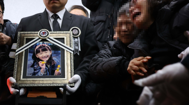 학교에서 교사에게 살해된 8살 김하늘 양이 지난 14일 영면에 들어갔다. 하늘이 영정 사진을 앞세운 유가족들이 빈소를 나서고 있다. 연합뉴스
