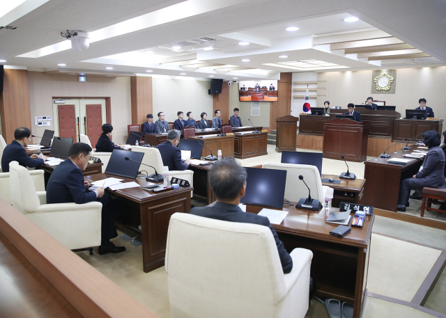 지난 13일 영양군의회는 제301회 임시회를 열고 새롭게 개정된 조례안과 결산검사위원 등 선임에 대한 안건을 처리하고 있다. 영양군의회 제공