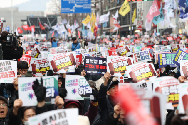 15일 오후 광주 동구 금남로에서 윤석열 대통령 탄핵을 촉구하는 