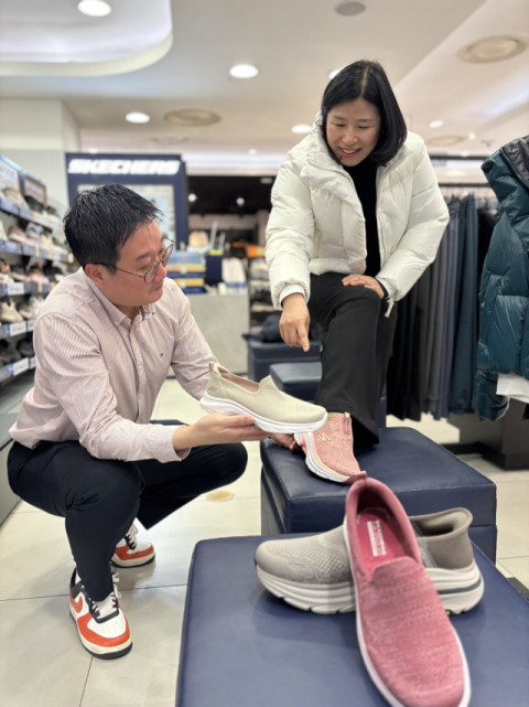 롯데백화점 상인점은 5층 스케쳐스 매장에서 봄에 어울리는 다양한 워킹화를 선보이며 고객들의 눈길을 끌고 있다. 이번에 선보이는 제품은 슬립온 스타일의 메시 소재를 사용해 편리함과 통풍성을 높인 것이 특징이다. 가격은 11만9천원부터 18만9천원까지 다양하다. 롯데백화점 제공