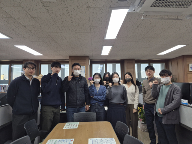 데이터기반행정 실태점검에서 우수 등급을 받은 영주시청 홍보전산실 직원들이 파이팅을 외치고 있다. 영주시 제공