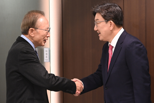 국민의힘 권성동 원내대표가 17일 서울 서초구 청계재단을 찾아 이명박 전 대통령을 예방하고 있다. 연합뉴스