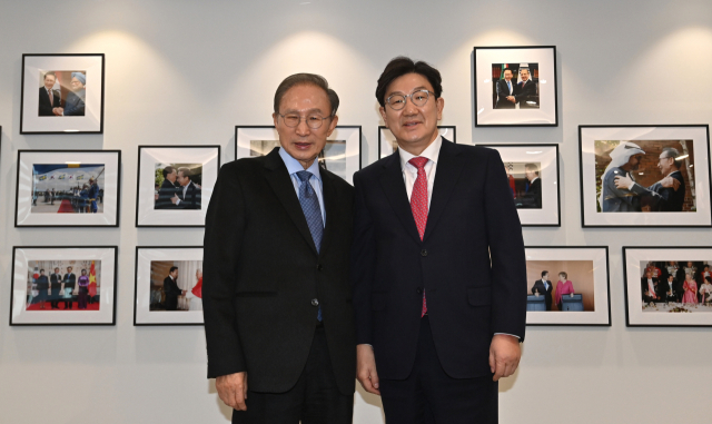 이명박 전 대통령이 17일 서울 서초구 청계재단을 찾은 국민의힘 권성동 원내대표와 기념촬영을 하고 있다. 연합뉴스