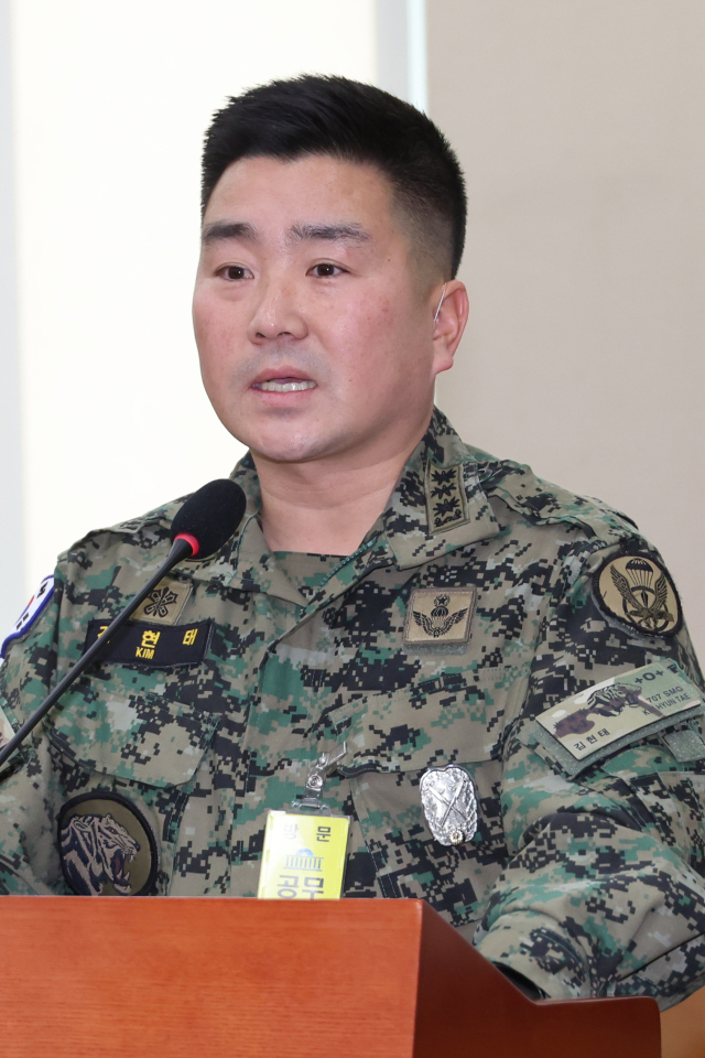 김현태 707특수임무단장이 17일 국회 국방위원회 전체회의에서 국민의힘 소속 위원들의 질의에 답하고 있다. 이날 회의는 더불어민주당 의원들의 회유 의혹과 관련해 성 위원장 직권으로 야당 의원들이 불참한 가운데 열렸다. 연합뉴스