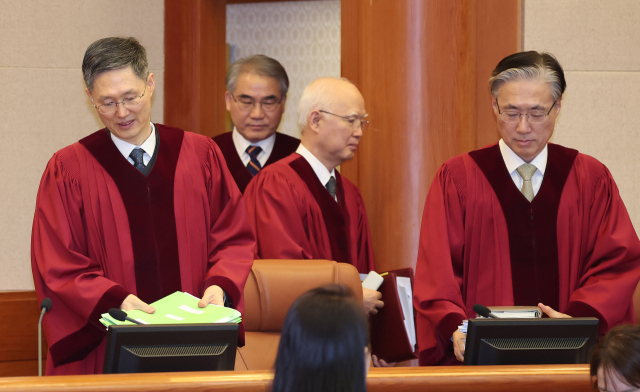 문형배 헌법재판소 소장 권한대행을 비롯한 헌법재판관들이 17일 서울 종로구 헌법재판소 대심판정에서 열린 3인에 대한 탄핵심판 1차 변론기일에 입장하고 있다. 연합뉴스