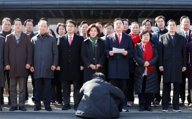 17일 서울 종로구 헌법재판소 앞에서 국민의힘 윤상현, 나경원, 김기현 의원을 비롯한 여당 의원들이 윤석열 대통령 최소한 방어권 보장 촉구 및 불공정성 규탄과 관련해 헌법재판소 사무처장을 면담하기 전 기자회견을 하고 있다. 연합뉴스