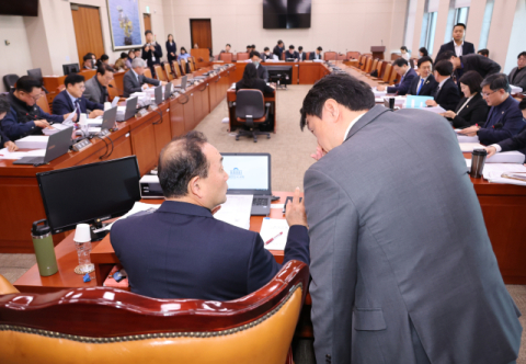 국회, 민주 주도로 반도체법·은행법·가맹업법 패스트트랙 지정
