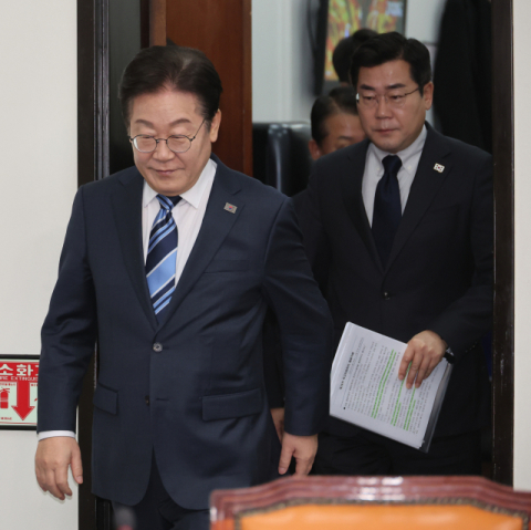 더불어민주당 이재명 대표가 17일 국회에서 열린 최고위원회의에 참석하고 있다. 연합뉴스