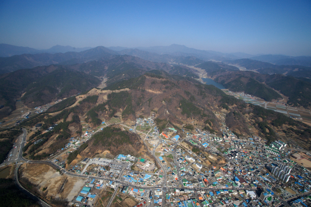 고령 지산동고분과 주산이 대가야읍을 감싸안고 있다. 고령군 제공.