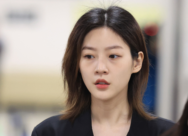 아역배우 출신 배우 김새론이 사망했다. 향년 25세. 16일 서울 성동경찰서에 따르면 배우 김새론이 성동구 자택에서 숨진 채 발견됐다. 사전에 만나기로 약속했던 친구가 김씨 집에 방문했다가 김씨를 발견하고 경찰에 신고한 것으로 전해졌다. 연합뉴스