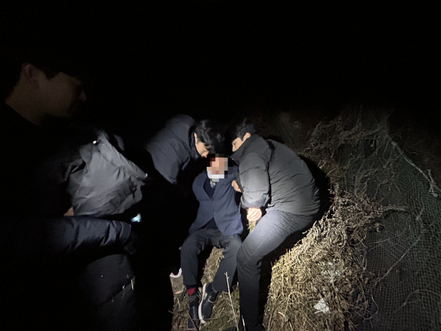 지난 17일 오후 11시 30분쯤 포항시 북구 환호동 한 야산에서 영하의 날씨에 산속에 고립된 치매 노인을 형사들이 구조하고 있다. 포항북부경찰서 제공.