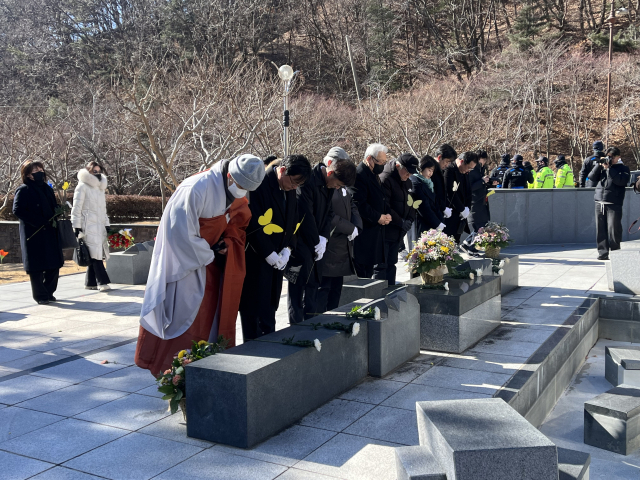 추모식 참석자들이 안전상징조형물에 헌화를 하는 모습. 정두나 기자.