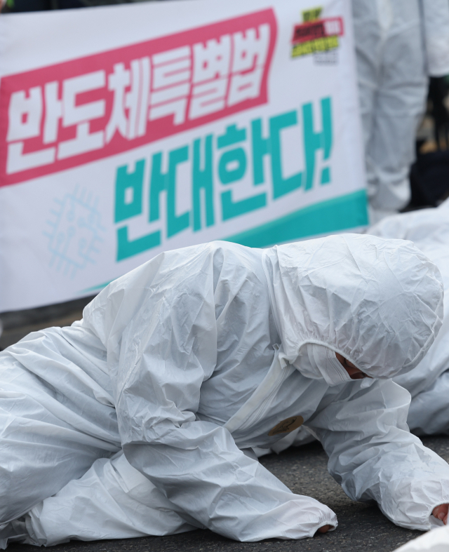 반도체특별법 저지·노동시간 연장 반대 공동행동이 15일 서울 종로구 광화문 인근에서 방진복을 입고 죽은 듯 드러눕는 
