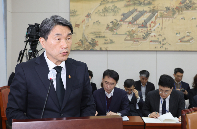 18일 서울 여의도 국회에서 대전 초등생 고 김하늘 양이 피살된 사건과 관련해 현안질의 등을 위해 열린 교육위원회 전체회의에서 이주호 부총리 겸 교육부 장관이 관련 보고를 하고 있다. 연합뉴스