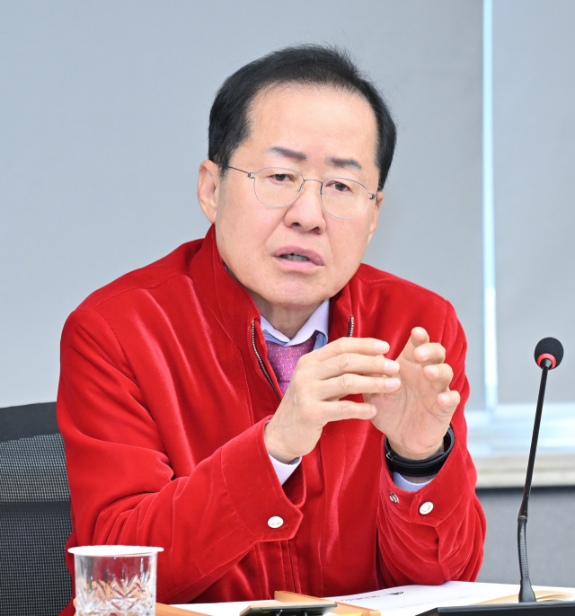 홍준표 대구시장이 18일 시청 산격청사에서 간부회의를 주재하고 있다. 대구시 제공
