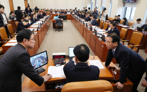 'K칩스법' 국회 기재위 통과…업계 