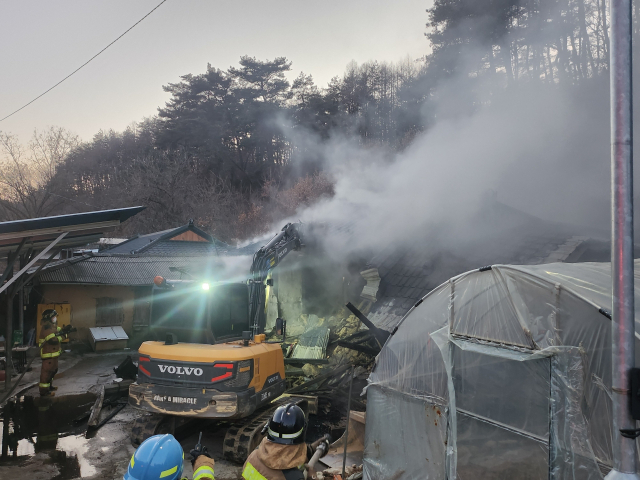 출동한 소방관들이 화재를 진화하고 있다. 독자 제공