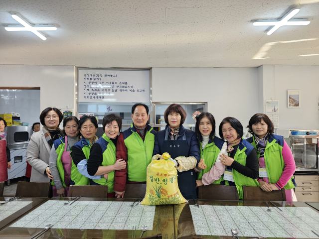 SJ성주군산림조합여성회는 지역 한 복지센터에서 무료급식 봉사활동을 했다. 성주군산림조합 제공