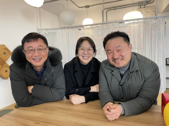 왼쪽부터 사회적 기업인 ㈜공감씨즈의 허영철 대표, 통일부 지정 대구 북한이탈주민지역적응센터인 대구하나센터의 조재희 센터장, 대구쪽방상담소의 장민철 소장. 한소연 기자