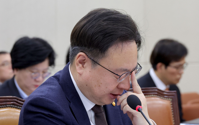 조규홍 보건복지부 장관이 18일 서울 여의도 국회에서 열린 보건복지위원회 전체회의에서 안경을 고쳐 쓰고 있다. 연합뉴스