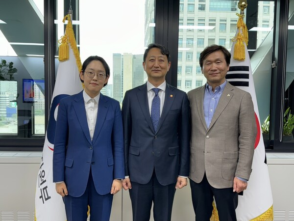 지난해 4월 조지연 국회의원(좌측)과 조현일 경산시장(우측)이 산자부를 방문해 안덕근 장관을 만났다. 조지연 의원실 제공