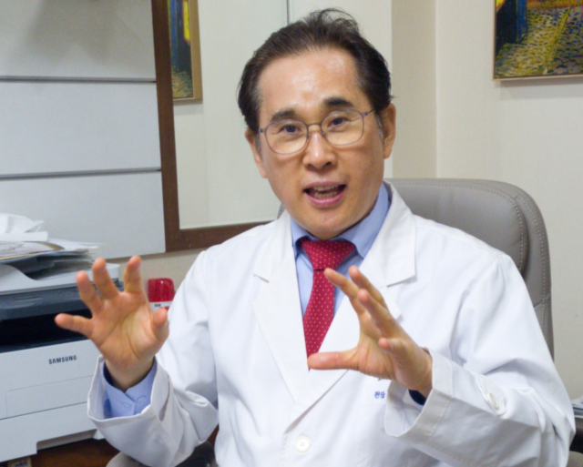 박용진 한국임상예술학회 회장이 임상예술에 대해 설명하고 있다. 이주형 기자