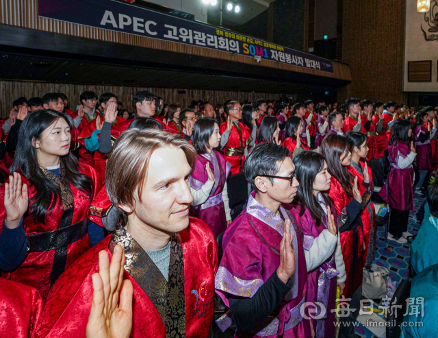 지난 2월 경주 경상북도문화관광공사에서 열린 아시아태평양경제협력체(APEC) 고위관리회의(SOM1) 자원봉사자 발대식에 참석한 자원 봉사자들이 결의 선서를 하고 있다. 미국·중국·베트남 등 외국인 23명이 포함된 200명의 청년들은 APEC 정상회의 SOM1 행사에서 통역 및 지원 업무를 수행했다. 매일신문DB.