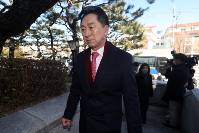 국민의힘 김기현 의원이 지난 3월 17일 서울 종로구 헌법재판소 앞에서 윤석열 대통령 최소한 방어권 보장 촉구 및 불공정성 규탄과 관련해 항의 방문을 위해 헌재로 들어서고 있다. 연합뉴스