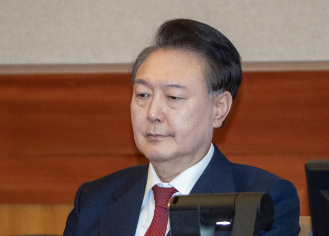 윤석열 대통령이 20일 서울 종로구 헌법재판소 대심판정에서 열린 윤석열 대통령의 탄핵 심판 10차 변론에 생각에 잠겨 있다. 연합뉴스
