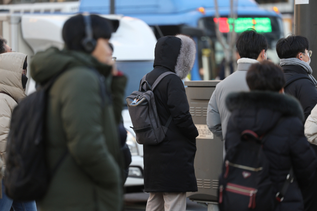 아침 기온이 영하로 떨어지며 추운 날씨가 이어지는 가운데 지난달 19일 서울 종로구 광화문네거리에서 두꺼운 외투를 입은 시민들이 발걸음을 옮기고 있다. 연합뉴스