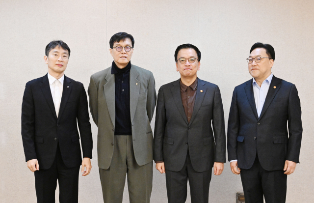 최상목 대통령 권한대행 부총리 겸 기획재정부 장관이 21일 정부서울청사에서 거시경제·금융현안 간담회 참석자들과 기념촬영을 하고 있다. 왼쪽부터 이복현 금융감독원장, 이창용 한국은행 총재, 최상목 권한대행, 김병환 금융위원장. 연합뉴스