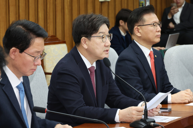 국민의힘 권성동 원내대표(가운데)가 21일 국회에서 열린 원내대책회의에서 발언하고 있다. 연합뉴스