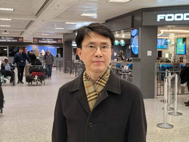 관세 관련 협의를 위해 미국을 찾은 박종원 산업통상자원부 통상 담당 차관보가 17일(현지시간) 워싱턴 근교 덜레스국제공항을 통해 입국하고 있다. 연합뉴스