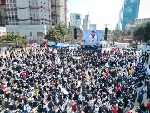 윤석열 대통령 탄핵 반대 대전 집회, 세대 넘어 가족 발길 이어져