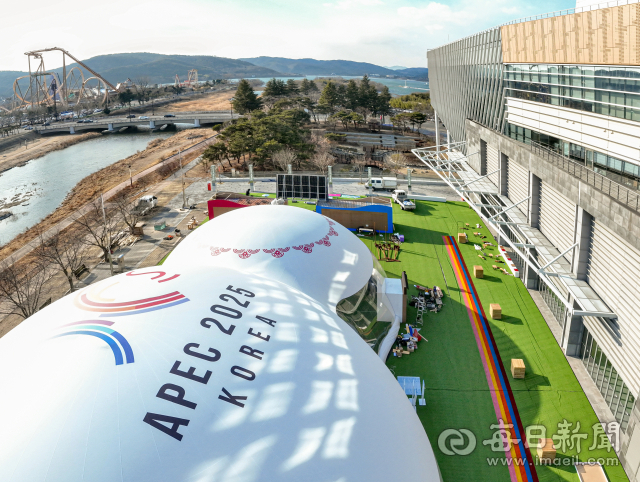 APEC 정상회의 제1차 고위관리회의(SOM1)를 하루 앞둔 23일 경주 화백컨벤션센터(HICO) 야외전시장에 황리단길 감성 스토어, K-뷰티 존, 청년 기업 존, 등이 마련된 투명 에어돔이 설치돼 있다. 내달 9일까지 HICO와 보문관광단지 일원에서 열리는 SOM1에는 APEC 21개 회원국 대표단 등 2000여명이 경주를 방문해 28개 회의체를 구성하고 총 100여 차례의 회의를 개최할 예정이다. 안성완 기자 asw0727@imaeil.com