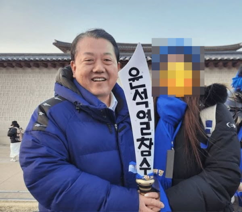 김병주, '尹 참수' 모형칼 들고 활짝…논란되자 
