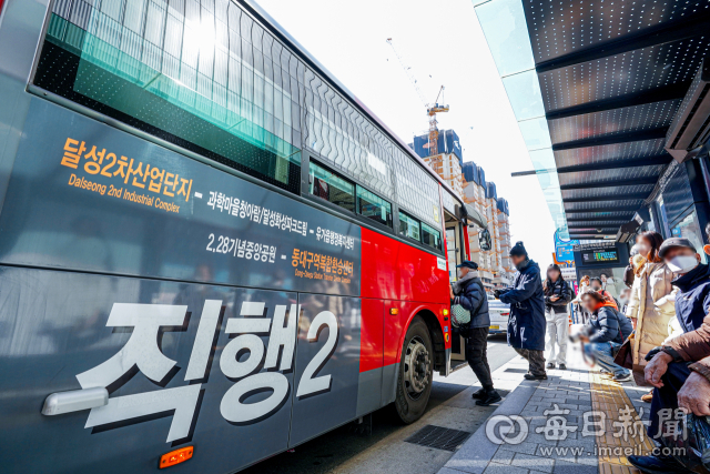 대구 시내버스 노선 개편 운행 첫날인 24일 오전 동대구역복합환승센터앞 버스정류장에서 시민들이 새롭게 신설된 직행2번 버스에 탑승하고 있다. 안성완 기자 asw0727@imaeil.com