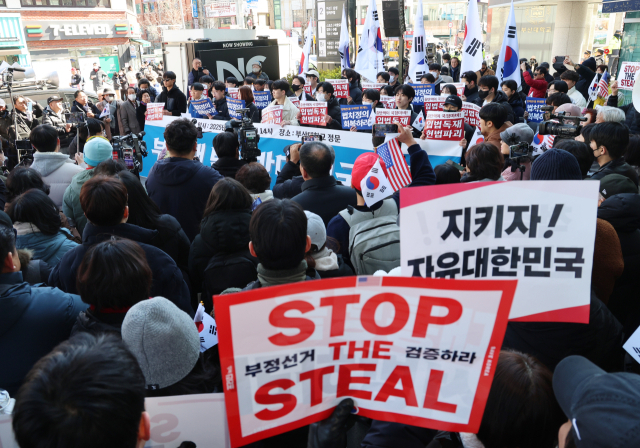 24일 오후 부산 금정구 부산대 정문 앞에서 부산대학교 학생들로 구성된 