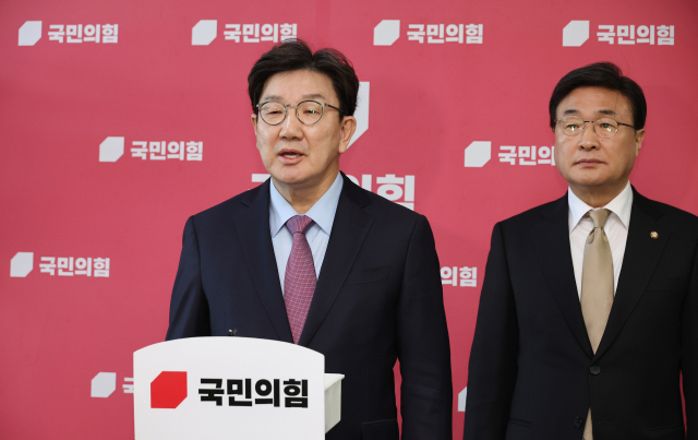 국민의힘 권성동 원내대표가 24일 국회에서 현안 관련 백브리핑을 통해 더불어민주당 이재명 대표의 3대3 토론 제안 등과 관련해 설명하고 있다. 연합뉴스