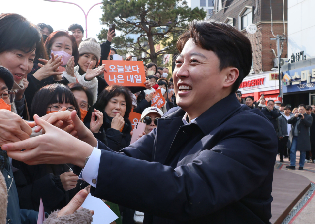 개혁신당 이준석 의원이 2일 서울 마포구 홍대 레드로드 버스킹거리에서 열린 정치 현안 관련 기자회견에 참석하며 지지자들과 인사를 나누고 있다. 연합뉴스